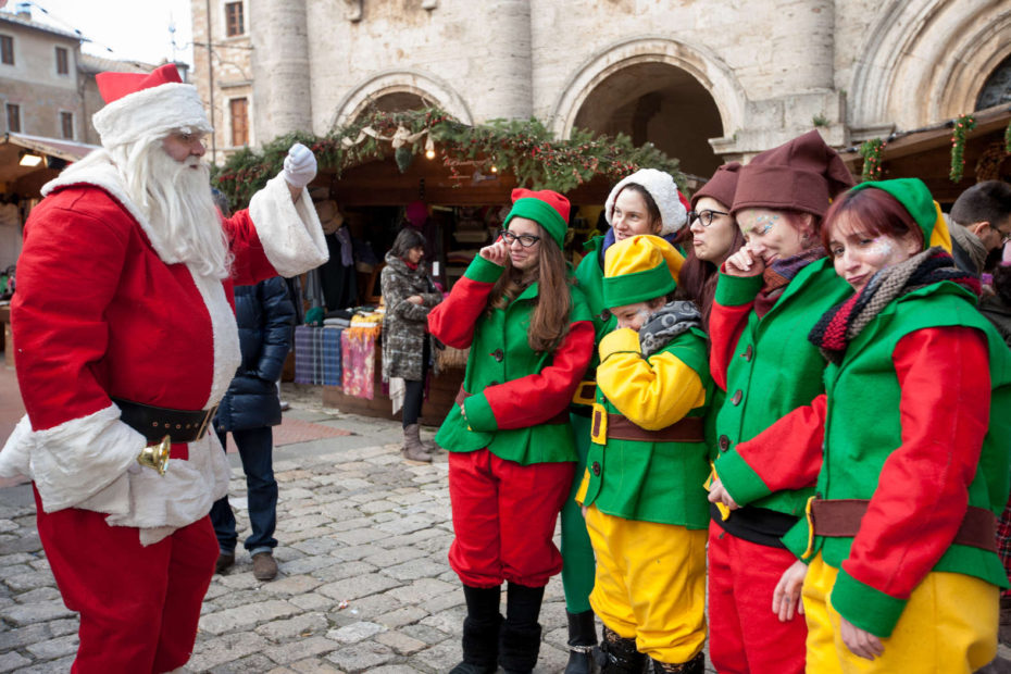 A Montepulciano arrivano gli elfi e Babbo Natale - Siena News - Siena News