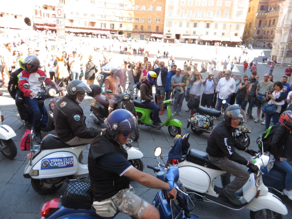 Una Domenica In Vespa Domani A Siena Il Raduno Nazionale Siena News