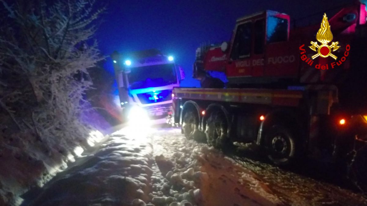 Radicofani Tir Bloccati Nella Neve Intervengono I Vigili Del Fuoco